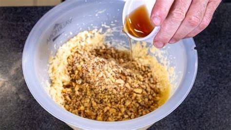 Schüssel mit Honig und Marzipan, Handmixer