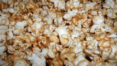 Schüssel mit Honig-Erdnussbutter-Popcorn