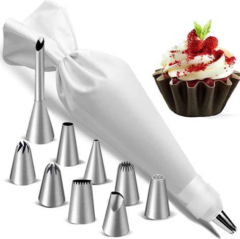 Schüssel mit Kokos-Frosting und Spritzbeutel