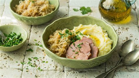 Schüssel mit Lachs-Crème-fraîche-Füllung und Kräutern