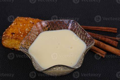 Schüssel mit Magerquark und Kondensmilch, Zitronenabrieb