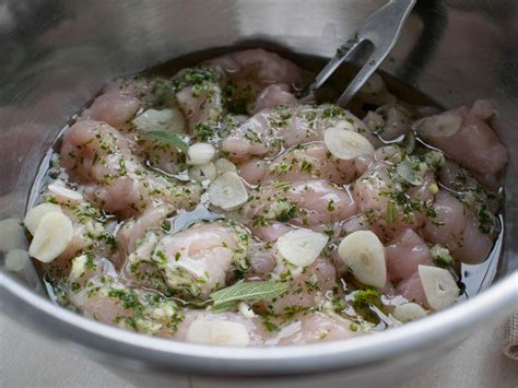 Schüssel mit Marinade und frischen Kräutern