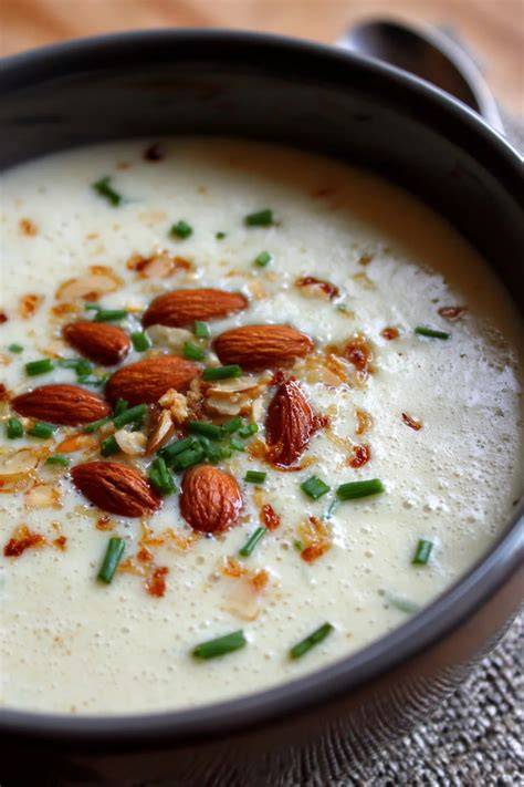 Schüssel mit Marzipan-Milchreis und gerösteten Mandeln