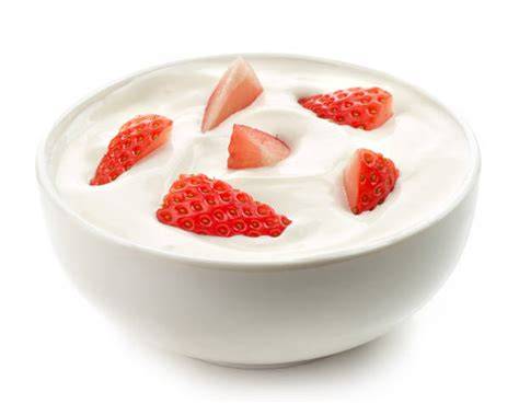 Schüssel mit Mascarpone-Sahne-Creme und frischen Erdbeeren