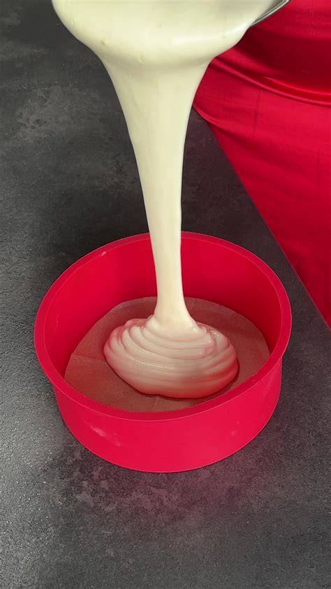 Schüssel mit Philadelphia-Creme, Sahne wird untergehoben
