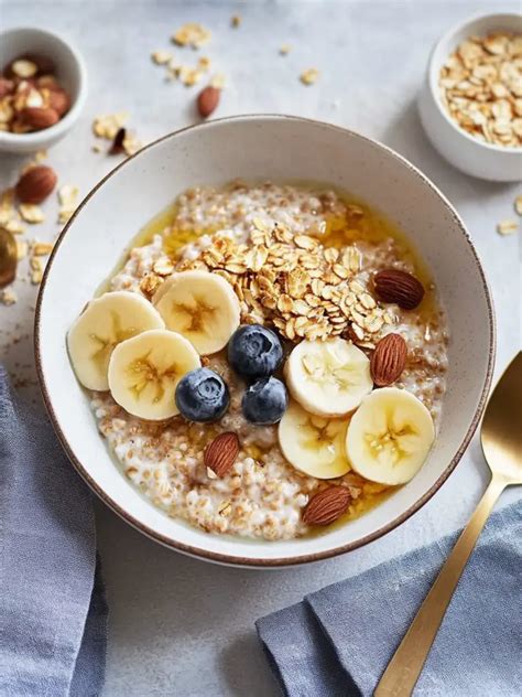 Schüssel mit Porridge und frischen Früchten