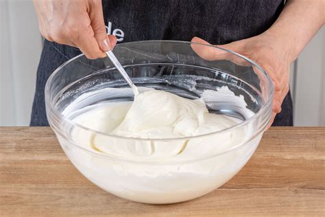 Schüssel mit Quark, Sahne, Zitrone und Agavendicksaft - Zutatenübersicht für Quark-Eis