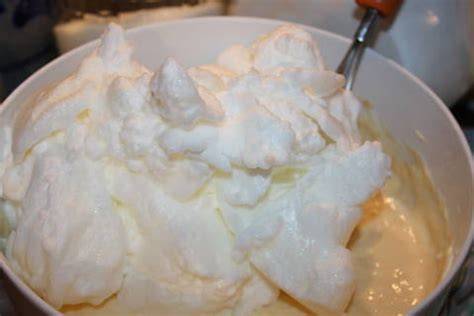 Schüssel mit Quarkmasse und geschlagenem Eischnee