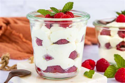 Schüssel mit Quarkmousse und Himbeeren
