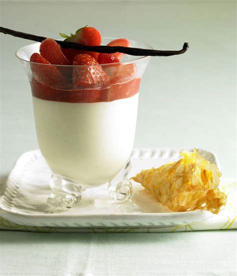 Schüssel mit Rama Cremefine und Erdbeeren
