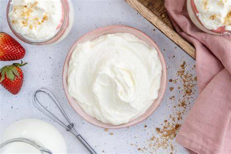 Schüssel mit Sahne-Quark-Erdbeer-Creme