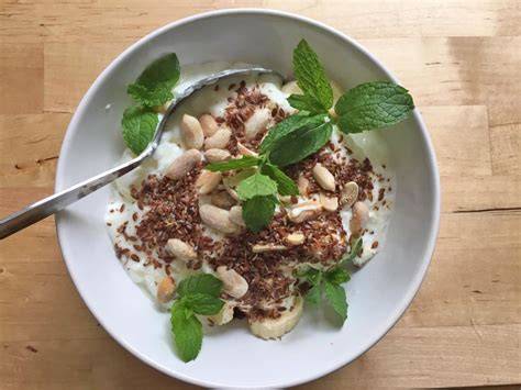 Schüssel mit Schokoladen-Smoothie-Bowl, Banane und Nüssen
