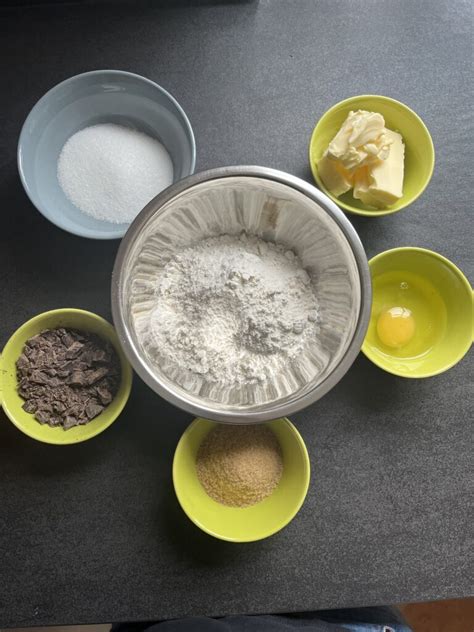 Schüssel mit Studentenfutter-Mischung und Zutaten für Cookies