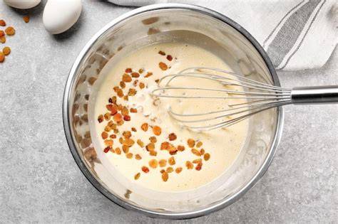 Schüssel mit Teig und Rosinen