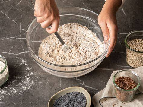 Schüssel mit Teig und gehackten Trockenfrüchten
