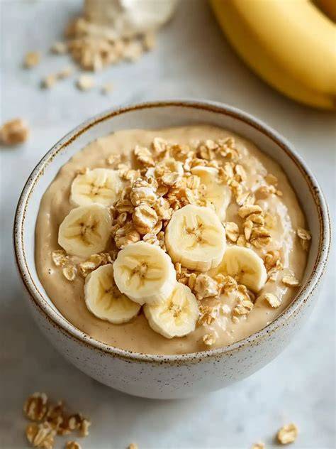 Schüssel mit Teigzubereitung: Banane, Erdnussbutter, Haferflocken