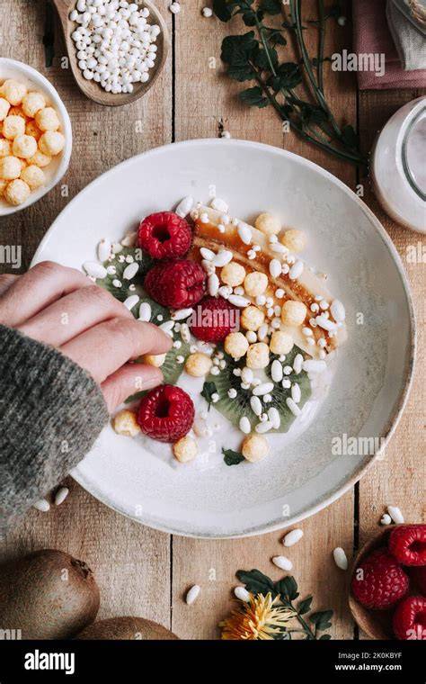 Schüssel mit Tresor und frischen Beeren