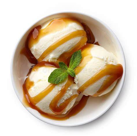 Schüssel mit Vanilleeis und Karamellsauce