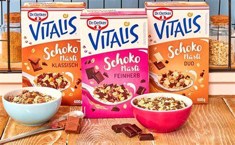 Schüssel mit Vitalis Schokomüsli, Haferflocken und Schokostückchen