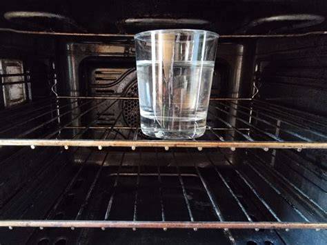 Schüssel mit Wasser im Backofen: Traditionelle Dampfmethode
