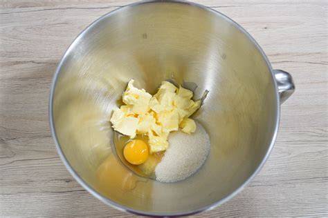 Schüssel mit Zutaten: Haferflocken, Eier, Butter, Mehl