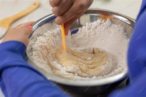 Schüssel mit abgewogenen Zutaten für Kekse