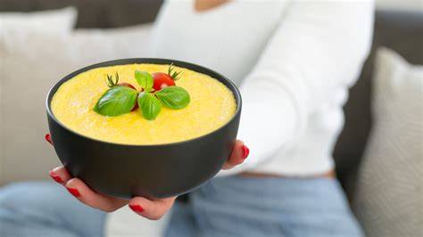 Schüssel mit aufgequollenem Maize Pudding und Toppings