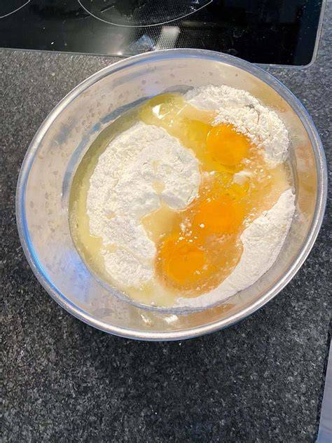 Schüssel mit aufgeschlagenen Eiern und Zucker