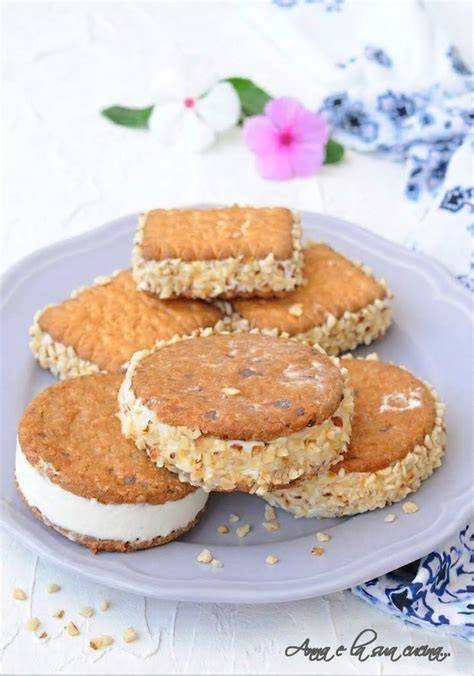 Schüssel mit aufgeschlagener Sahne und Kondensmilch