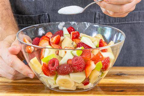 Schüssel mit buntgemischtem Obstsalat