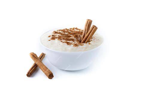 Schüssel mit cremigem Arroz con Leche und Zimt