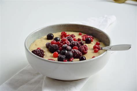 Schüssel mit cremigem Reispudding und Beeren