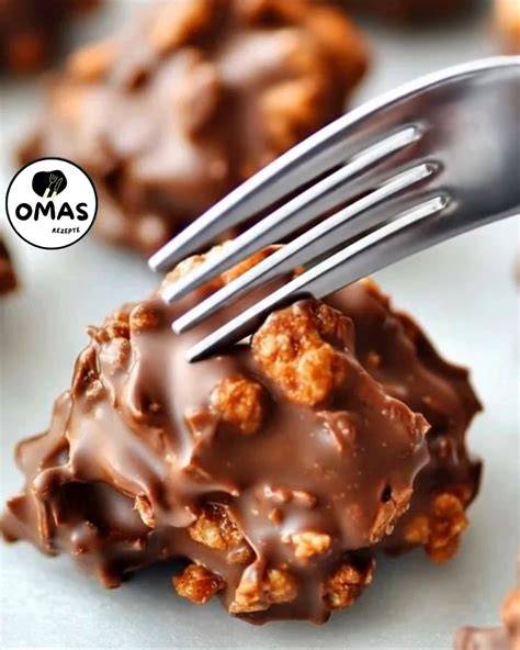 Schüssel mit cremigem Schokoquark, gehackte weiße Schokolade obenauf