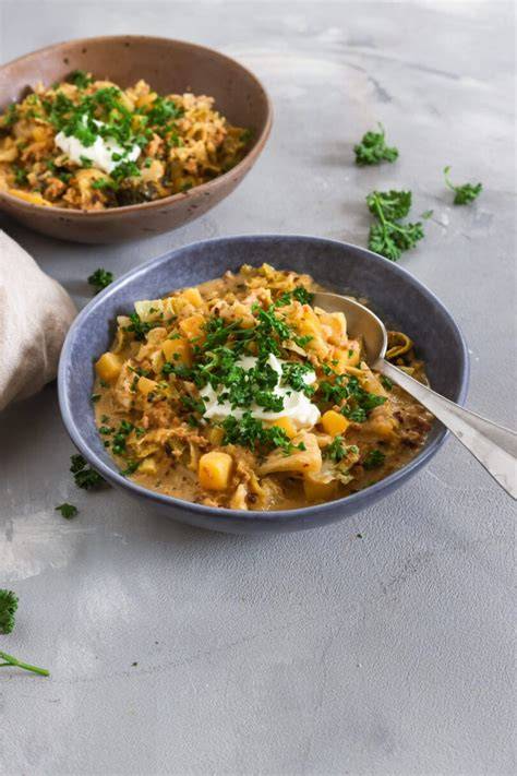 Schüssel mit cremigem veganem Schoko-Kokos-Eis und Schokolade