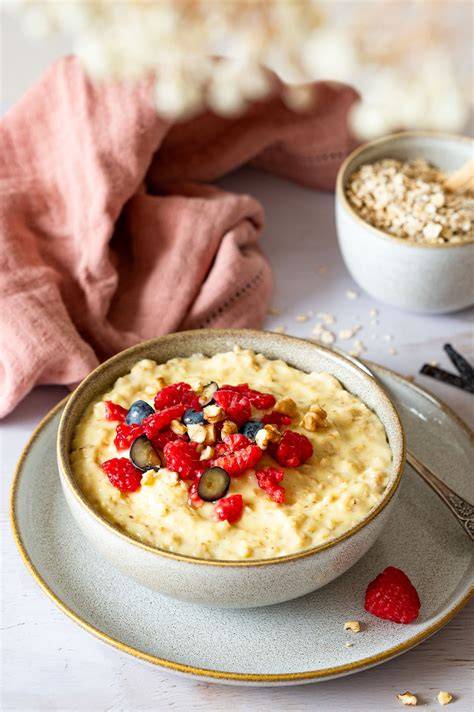 Schüssel mit cremigen Pudding-Oats und Beeren