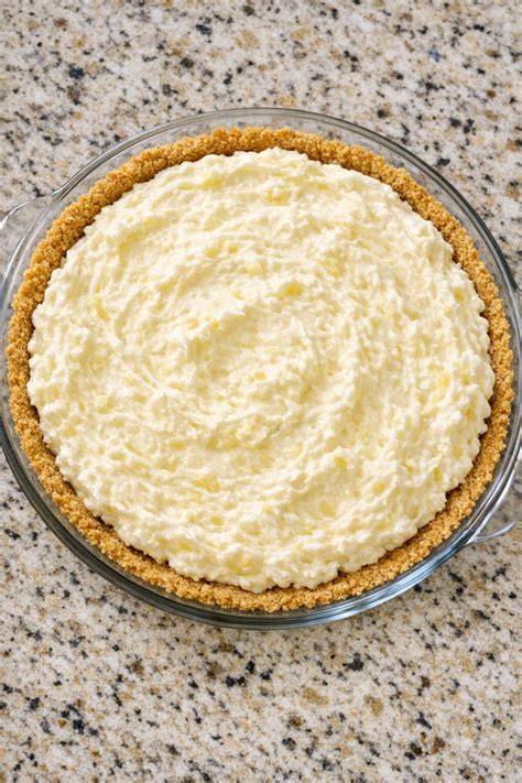 Schüssel mit cremiger Frischkäsefüllung für Kühlschrankkuchen