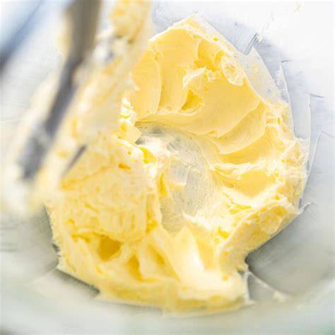 Schüssel mit cremiger Pudding-Buttercreme, luftig aufgeschlagen