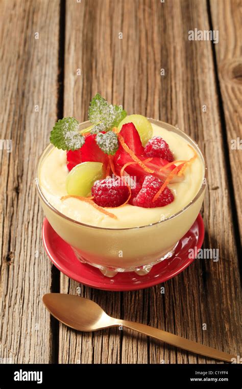 Schüssel mit cremiger Vanille-Mascarpone-Creme