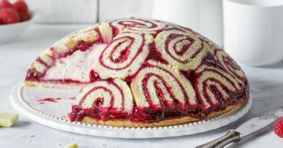 Schüssel mit eingelegtem Biskuitboden für Kuppeltorte