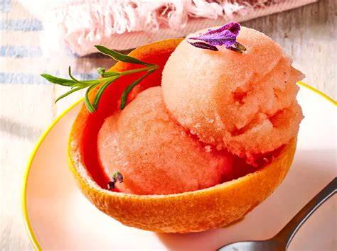 Schüssel mit fast gefrorenem Sorbet beim Umrühren