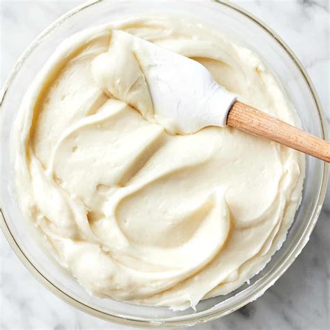 Schüssel mit frisch angerührtem Cream Cheese Frosting