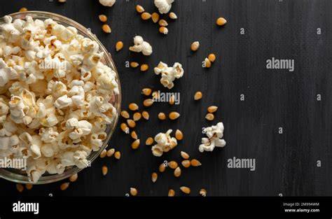 Schüssel mit frisch gepopptem Popcorn