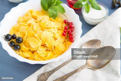 Schüssel mit frischen Erdbeeren und schwarzen Johannisbeeren