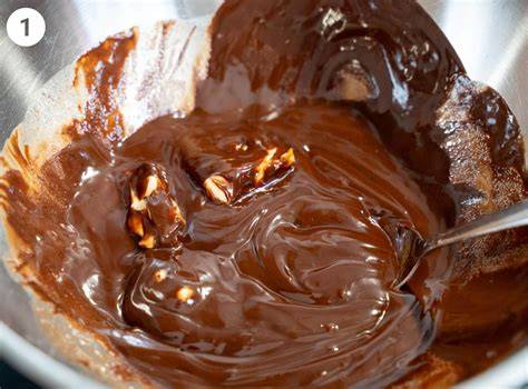 Schüssel mit gehackter Schokolade und Butter bereit für die Mikrowelle