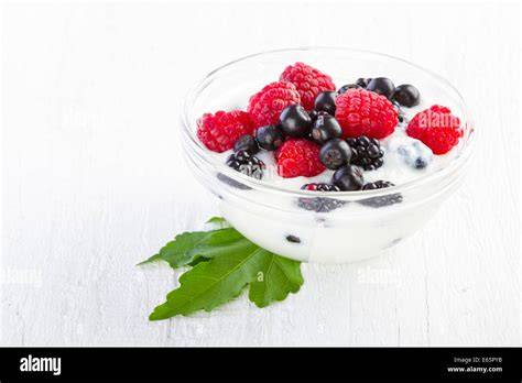 Schüssel mit gemischten Waldbeeren und Vanilleschote