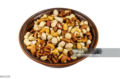 Schüssel mit gerösteten Mandeln, Haselnüssen, Pistazien und geraspelter Marzipanrohmasse