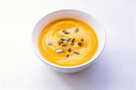 Schüssel mit gereinigten Kürbiskernen