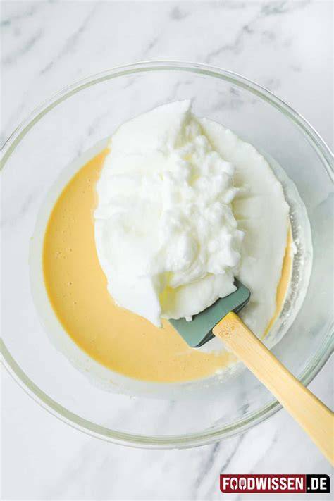 Schüssel mit geschlagenem Eischnee