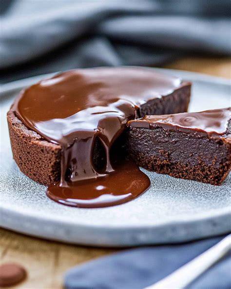 Schüssel mit geschmolzener Ganache und gehackter Schokolade