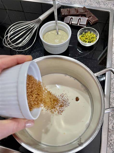 Schüssel mit geschmolzener Schokolade und Sahne, Rühren